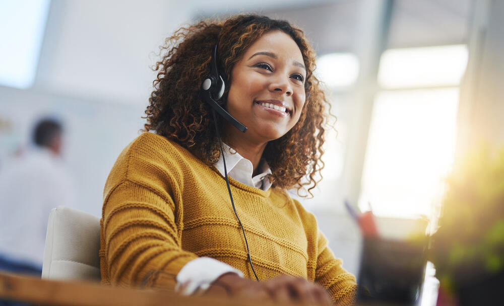 Photo f smiling woman with a headset on